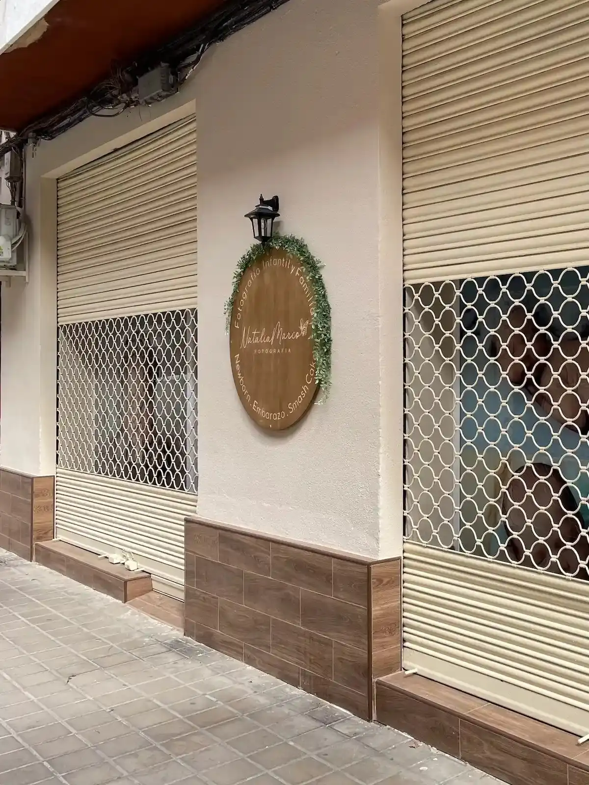 Fachada local comercial con alicatado imitación madera Valencia