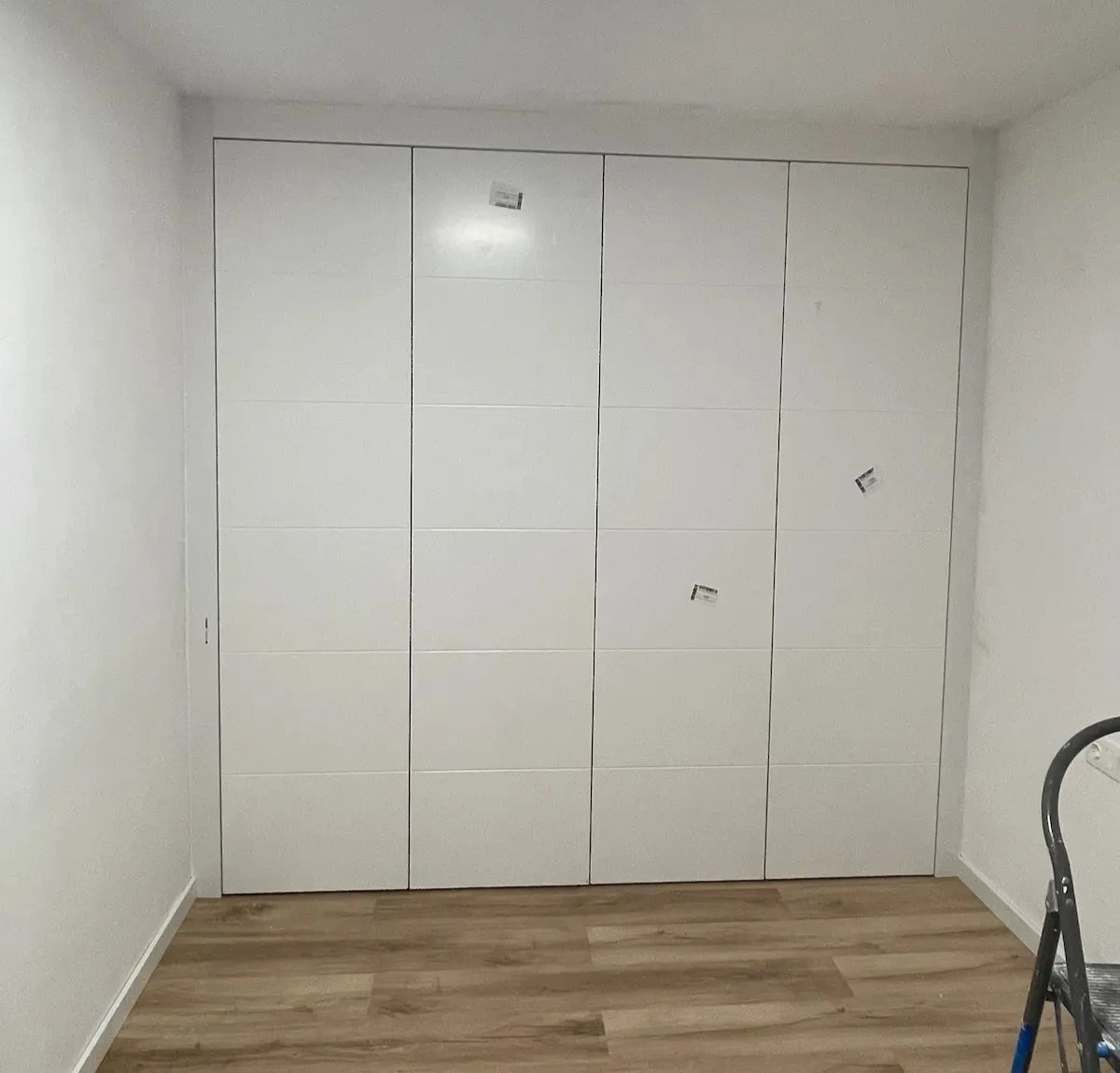 Armario empotrado de piso a techo en blanco Valencia