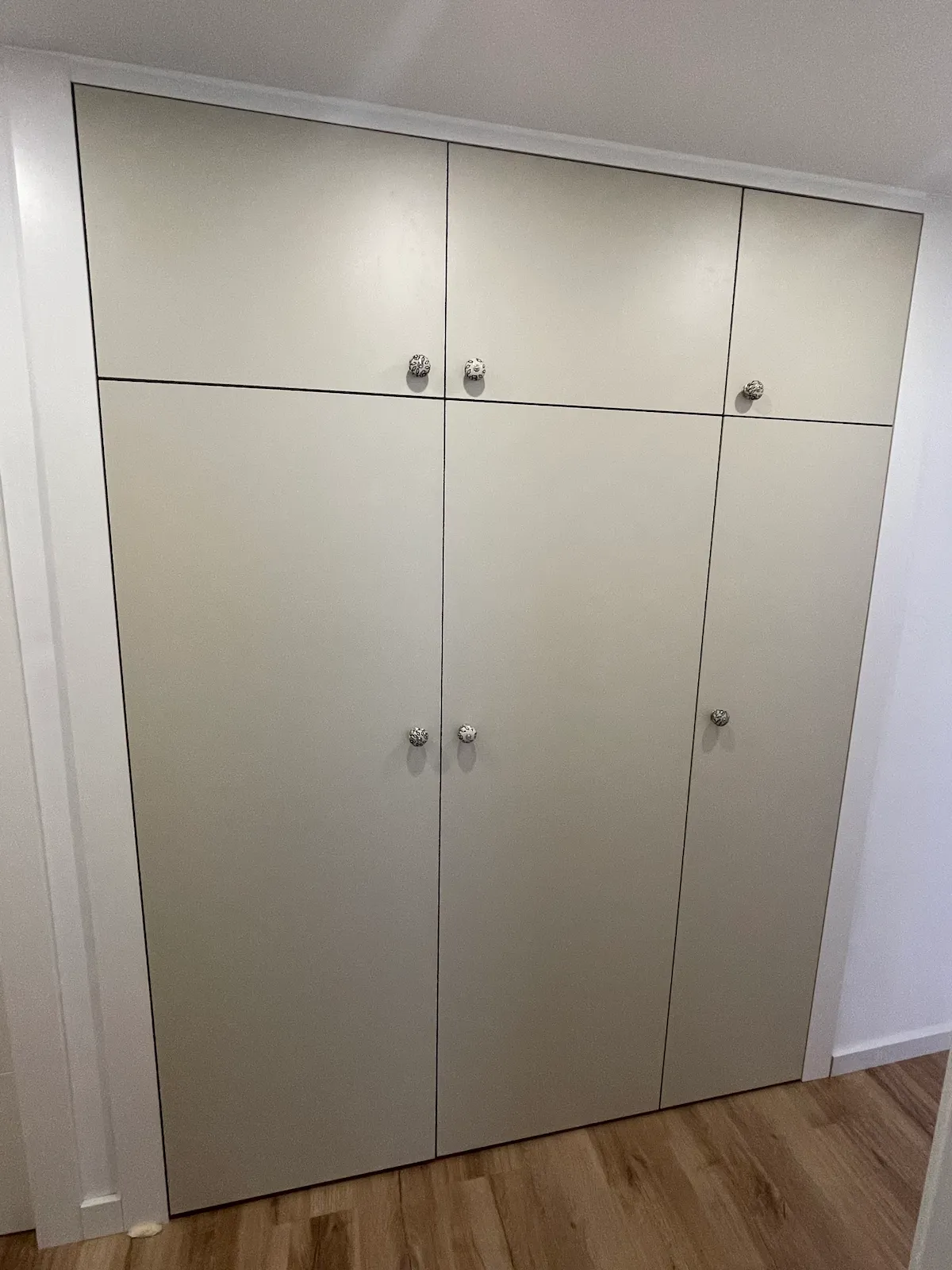 Armario a medida con puertas abatibles en tono beige Valencia