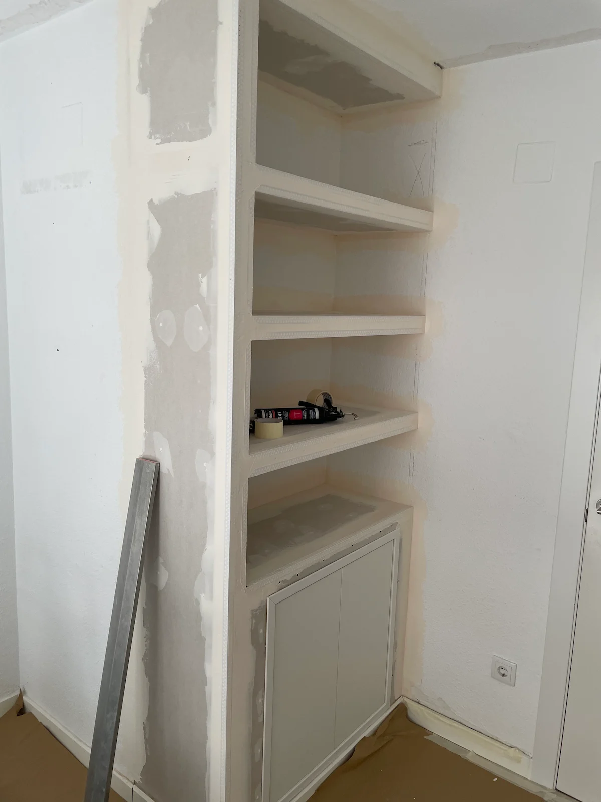 Construcción de estantería de pladur con mueble integrado Valencia