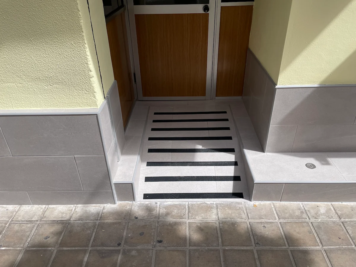Entrada local comercial con rampa antideslizante Valencia