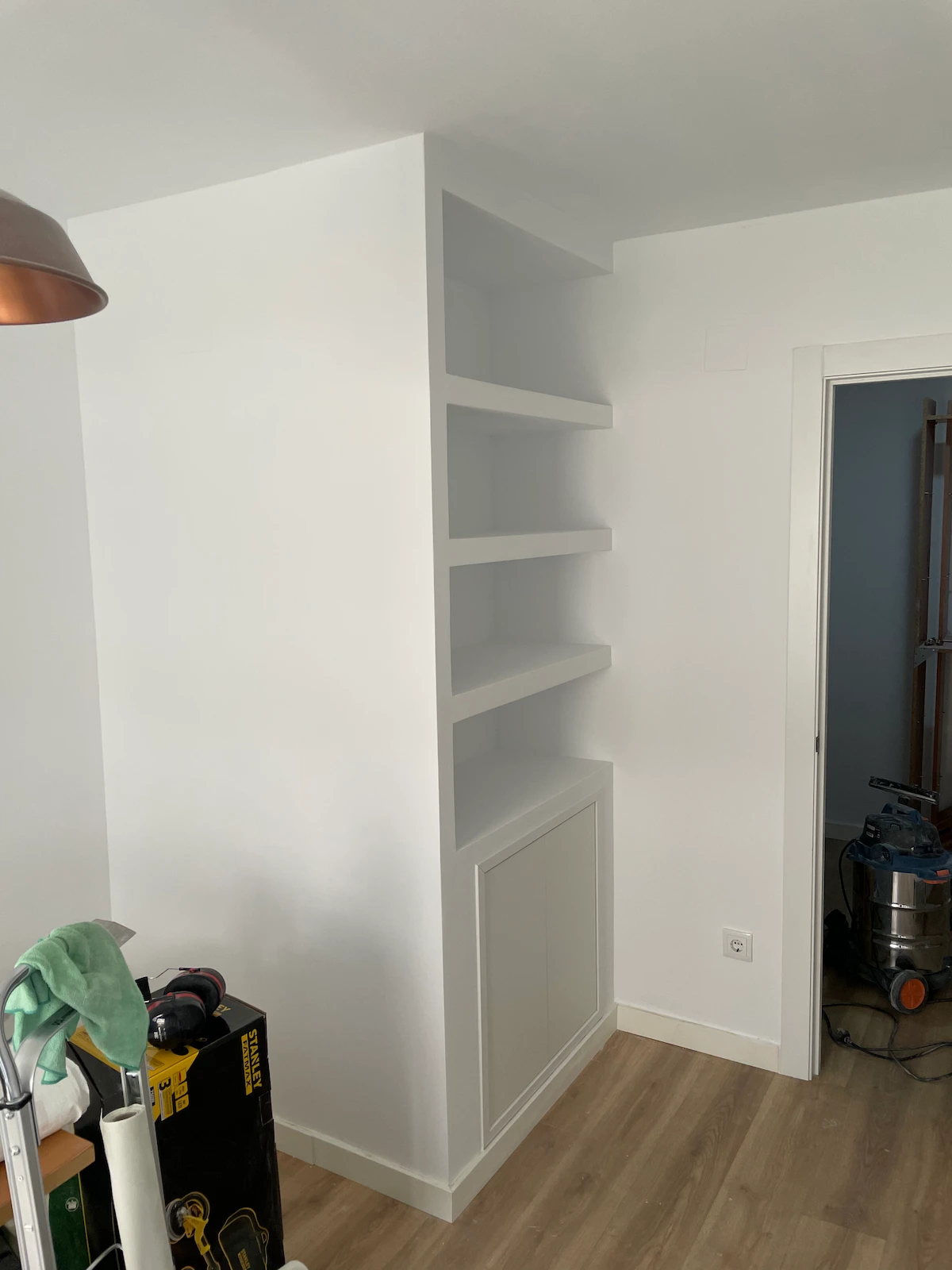 Estantería de pladur con mueble integrado terminada Valencia