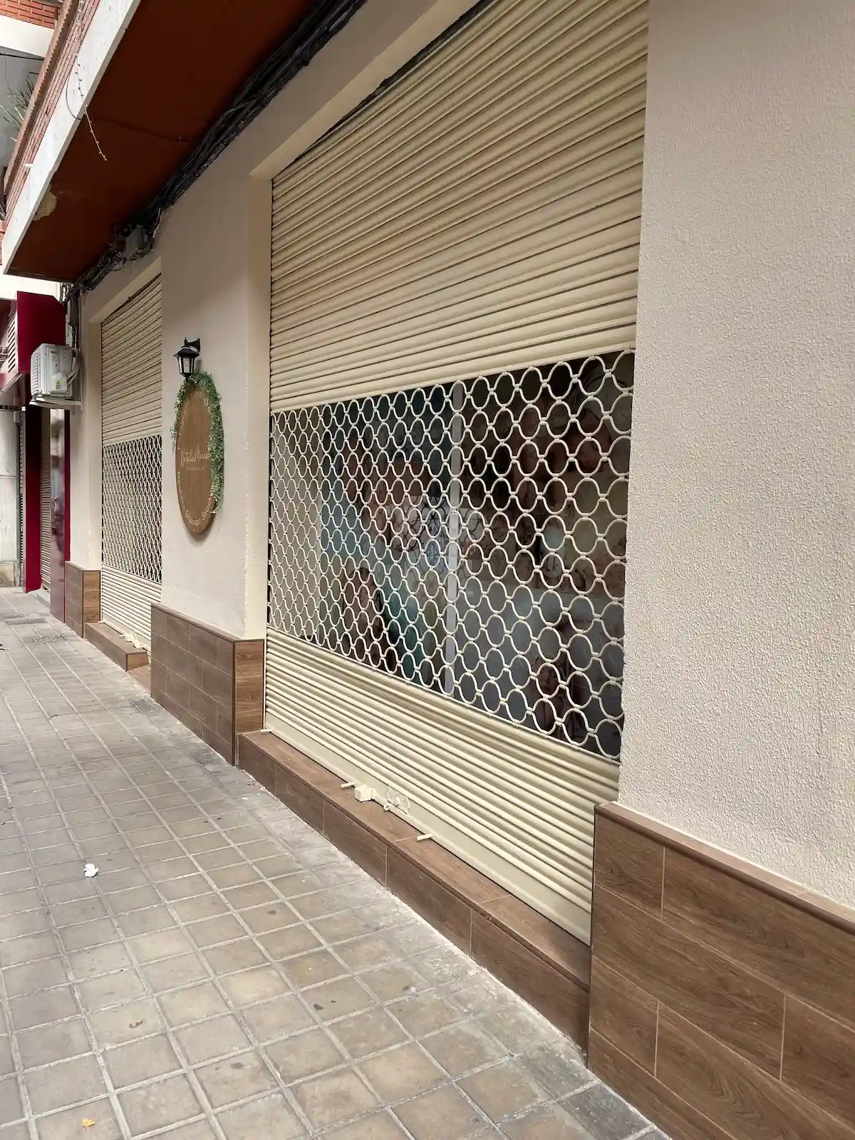 Fachada local comercial reformada con zócalo alicatado Valencia