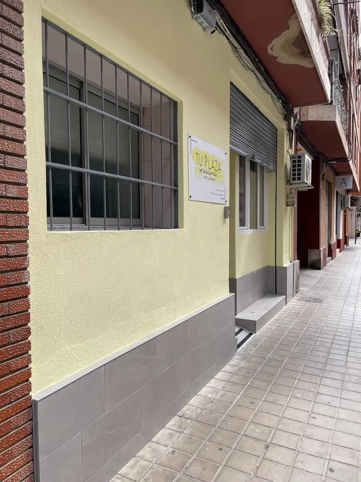 Pintura fachada local comercial con zócalo gris Valencia