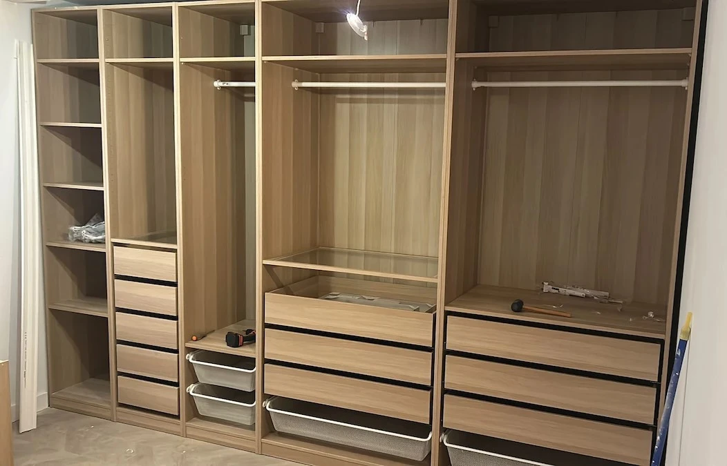 Interior de vestidor con cajones y barras colgadoras Valencia